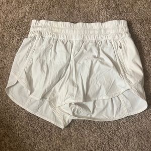 Lululemon Tracker Mid-Rise Short 4”